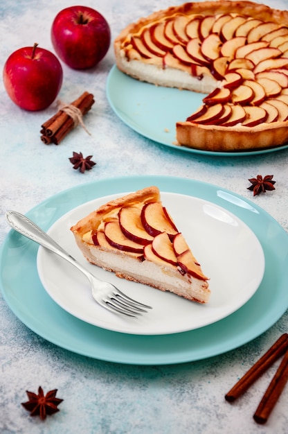 Tarte sur une assiette aux épices cannelle et étoile d'anis