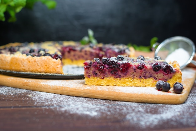 Tarte au cassis et sablé, baies fraîches