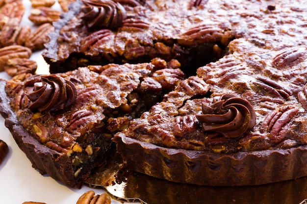 Tarte au chocolat et aux pacanes fraîchement cuites.