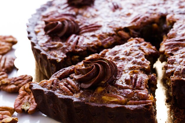 Tarte au chocolat et aux pacanes fraîchement cuites.