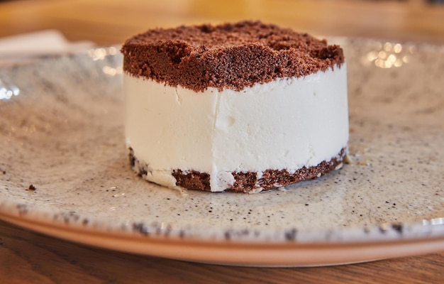 Tarte au chocolat et crème glacée sur assiette au café