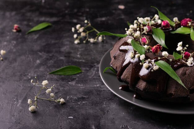 Tarte au chocolat décorée de fleurs