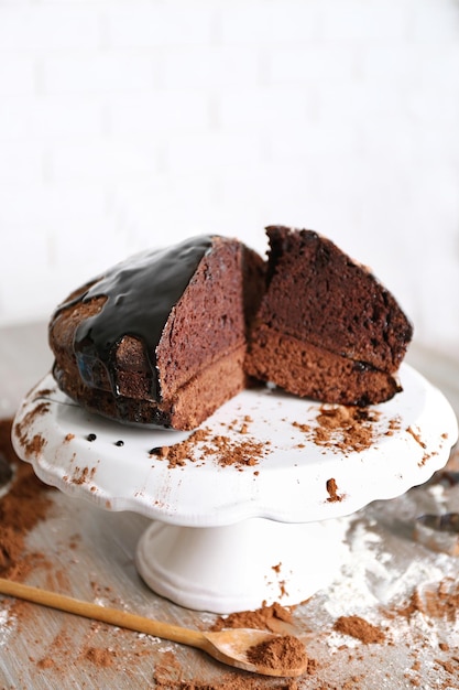 Une tarte au chocolat faite maison sur une assiette