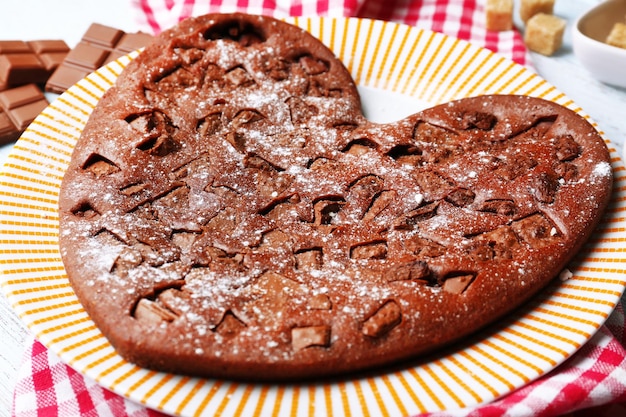 Tarte au chocolat maison sur table