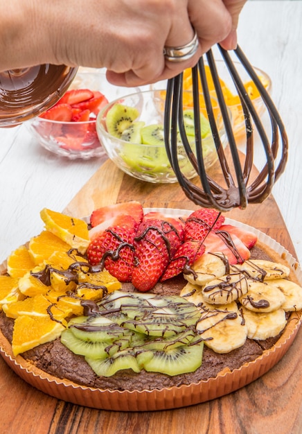 Tarte au chocolat avec mélange de fruits frais