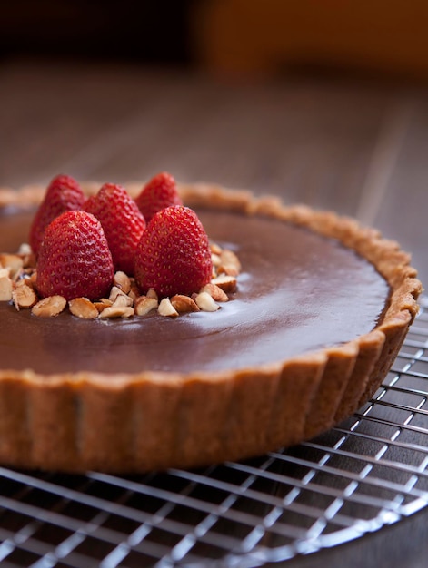 La tarte au chocolat sur le rack de refroidissement