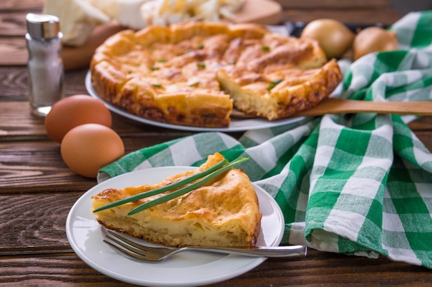 Tarte au chou à l'oignon sur table en bois