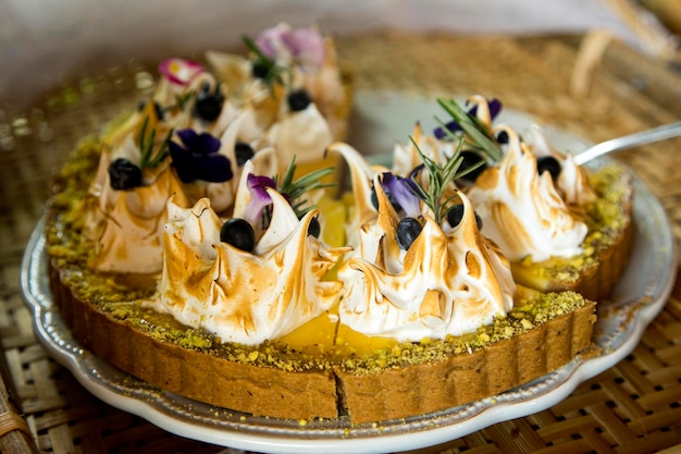 Tarte au citron aux myrtilles dans une pâtisserie de la ville de Paris en France