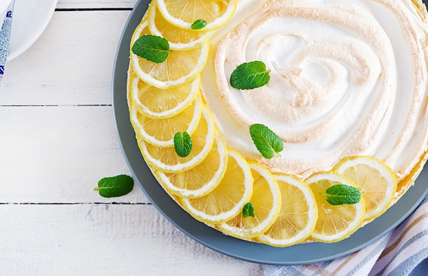 Photo tarte au citron caillé et meringue sur tableau blanc