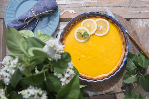 Tarte au citron caillé. Tarte au citron. Cuisine américaine. Dessert. Jardin naturel. vue de dessus