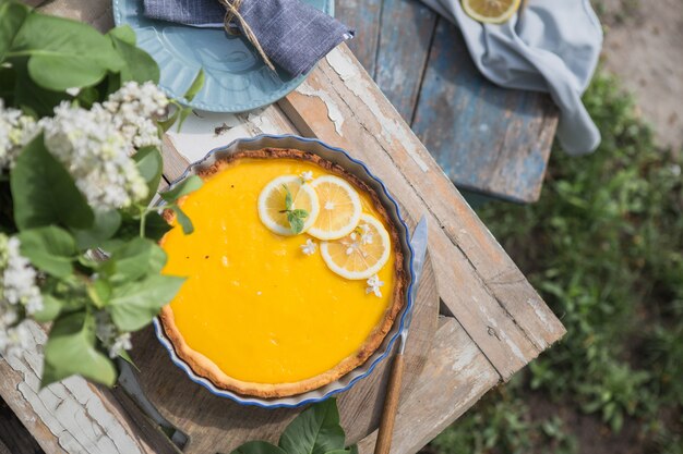 Tarte au citron caillé. Tarte au citron. Cuisine américaine. Dessert. Jardin naturel. vue de dessus