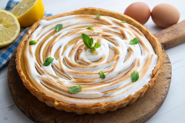 La tarte au citron est un gâteau composé d'un fond de pâte brisée ou feuilletée et fourré de crème au citron.