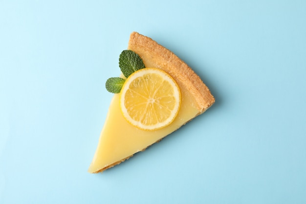 Tarte au citron sur fond bleu, vue de dessus