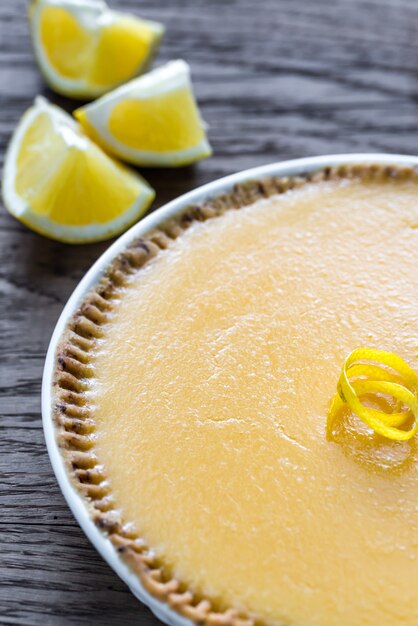 Tarte au citron sur le fond en bois