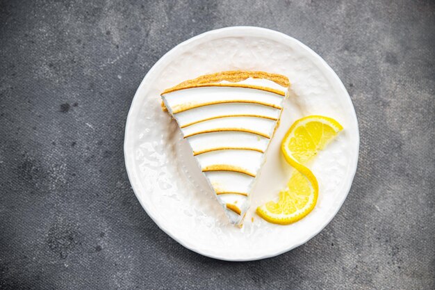 tarte au citron meringue dessert sucré prêt à manger repas sain collation alimentaire sur la table copie espace