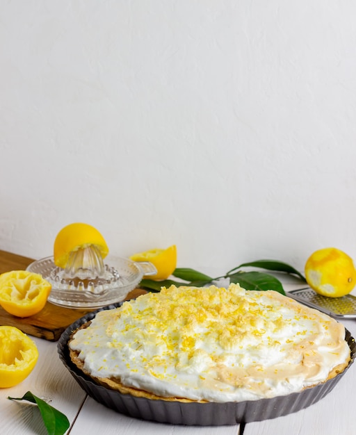 Photo tarte au citron avec meringue sur un fond en bois.
