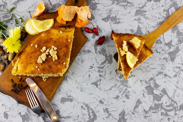 Tarte au citron avec une tranche de citron. Placez sous l'inscription, sur un fond clair.