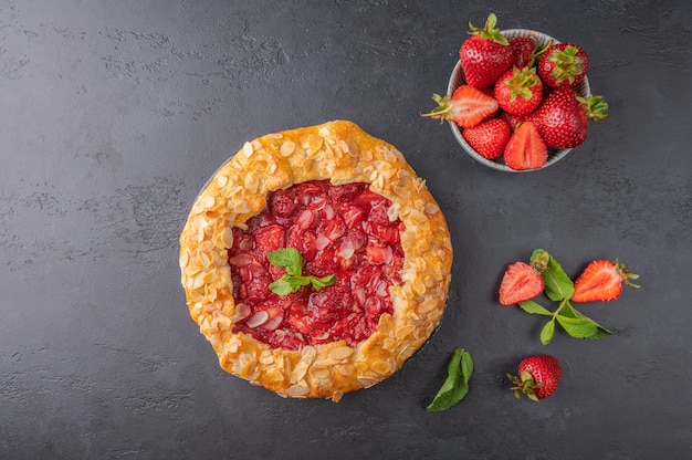 Photo tarte au flan d'été maison aux fraises