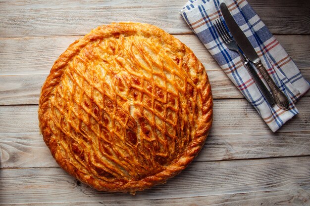 Tarte au four fraîche avec garniture à la citrouille de viande de boeuf