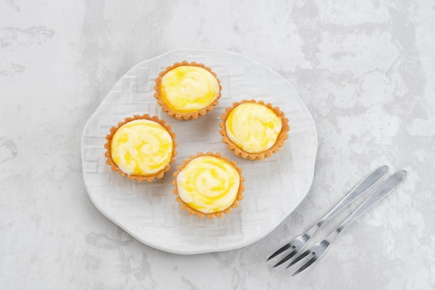 Tarte au fromage frais brun doré servi sur assiette