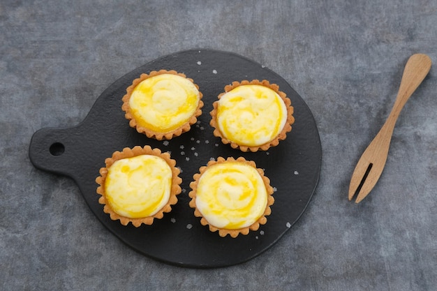 Tarte au fromage frais brun doré servi sur assiette