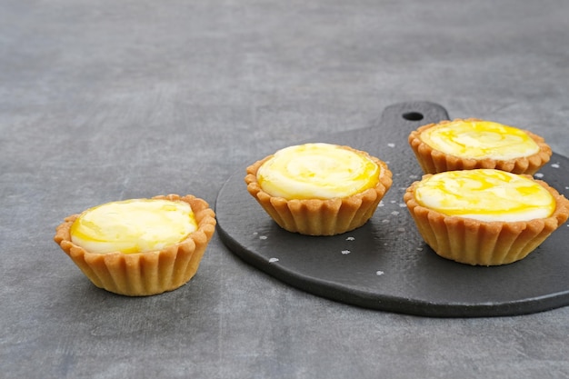 Tarte au fromage frais brun doré servi sur assiette