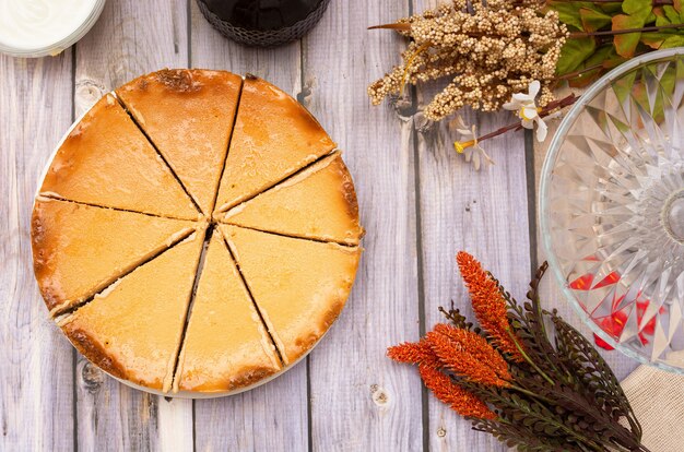 Tarte au fromage maison sur table en bois