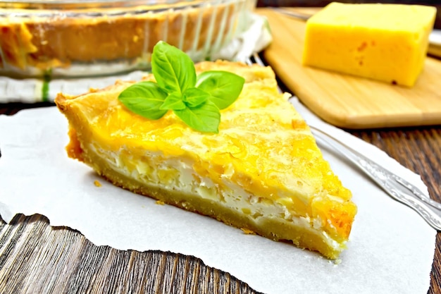 Tarte au fromage et poireaux sur parchemin