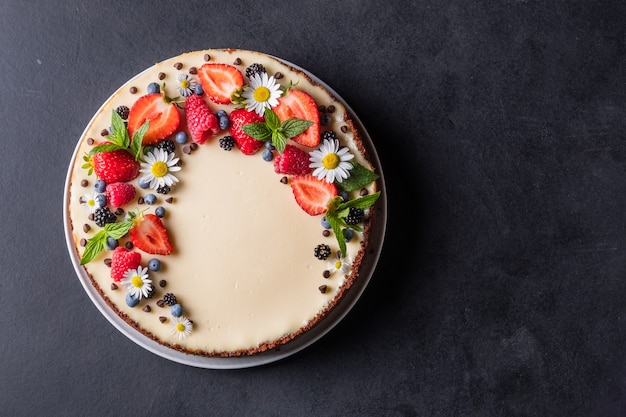 Tarte au gâteau au fromage avec des baies fraîches, des fraises, des bleuets et des mûres