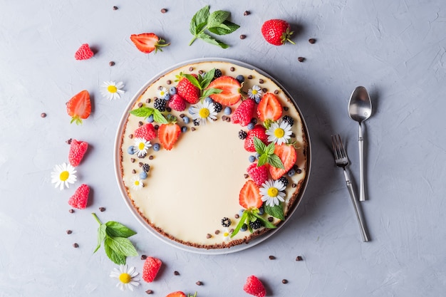 Tarte au gâteau au fromage avec des baies fraîches, des fraises, des bleuets et des mûres