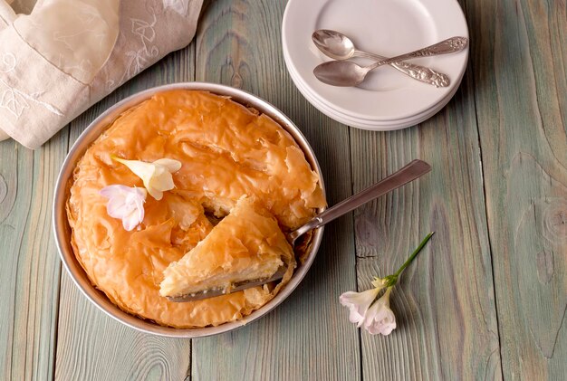 Tarte au lait avec sauce sur une table en bois