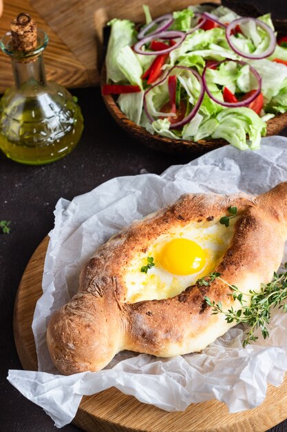 Tarte au pain géorgienne traditionnelle avec fromage et jaune d'oeuf