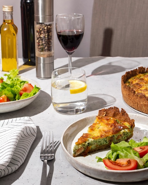 La tarte au poisson avec salade