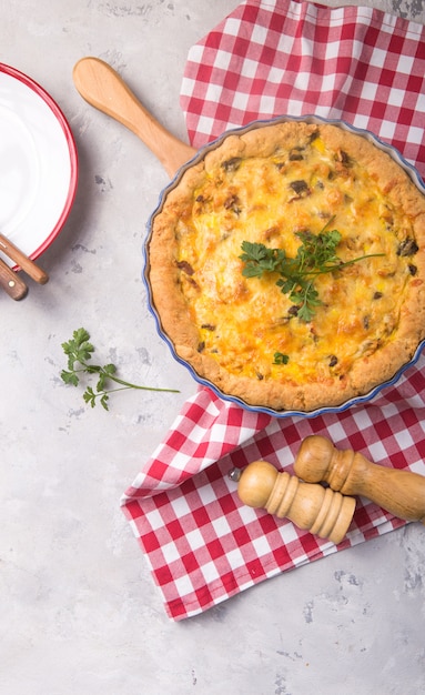 Tarte au poulet et aux champignons avec croûte de pâte feuilletée