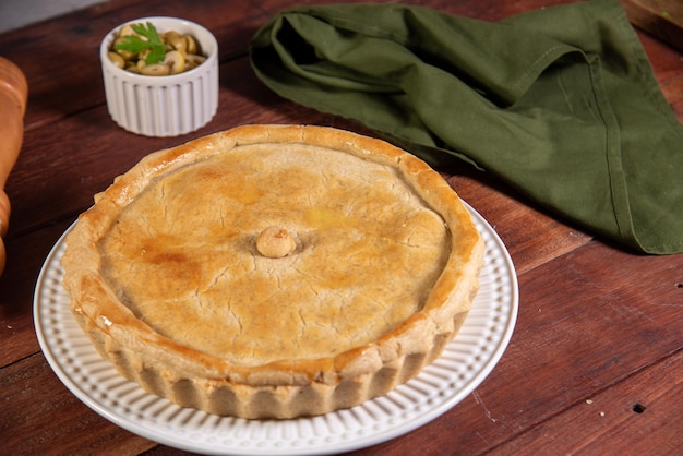 Photo une tarte au poulet sur une table en bois rustique