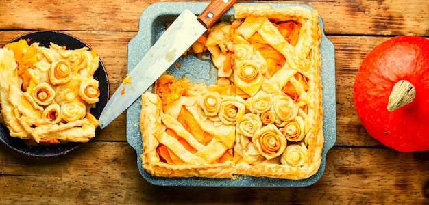 Tarte d'automne farcie à la citrouille.Pâte à la citrouille sur table en bois rustique