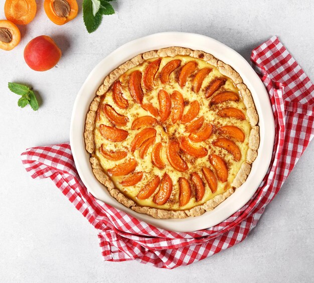 Tarte aux abricots avec des fruits frais sur l'assiette cheesecake vue de dessus copie espace