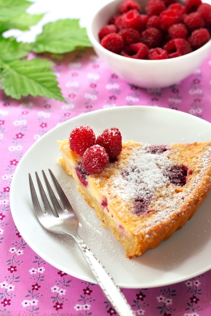 Tarte aux amandes, framboises et chocolat blanc