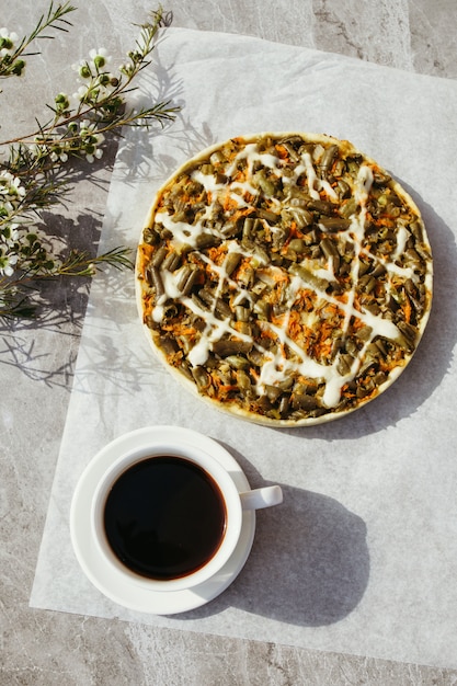 Tarte aux asperges, tarte végétalienne saine. Menu, recette, publicité.