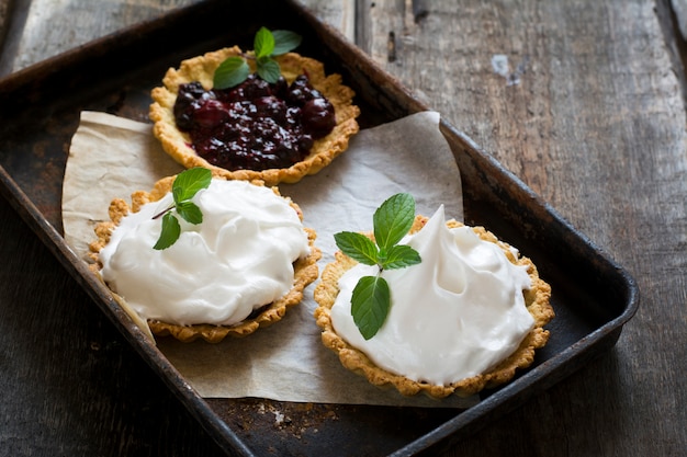 Tarte Aux Baies Et Glaçage, Crème, Crème Fouettée. Tarte Ouverte. La Saint Valentin. Petit Déjeuner