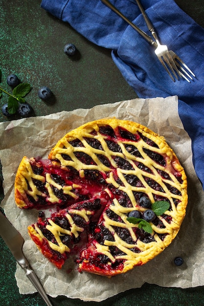 Tarte aux baies maison Tarte sucrée aux myrtilles fraîches Délicieux gâteau aux myrtilles