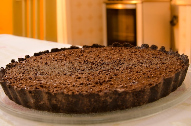 tarte aux biscuits au chocolat écrasé sur la table