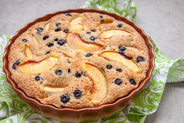 Tarte aux biscuits aux pêches et bleuets