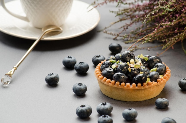 Photo tarte aux bleuets coupe blanche et la bruyère sur fond gris