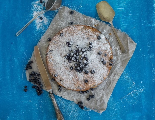 Tarte aux bleuets sur fond bleu