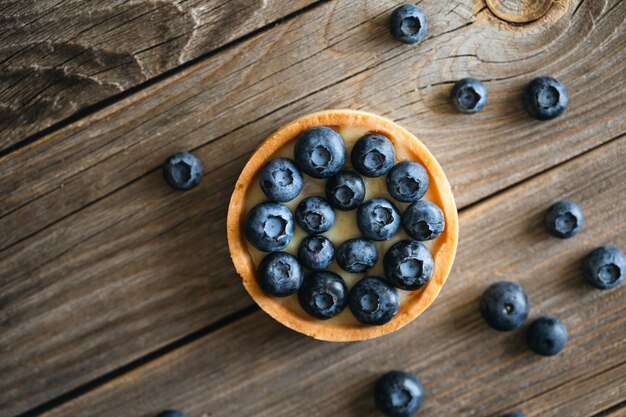 Tarte aux bleuets sur un fond en bois vue supérieure de l'espace de copie