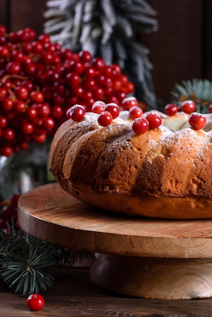 Tarte aux canneberges de Noël traditionnelle. Préparation de la table de fête pour la célébration de Noël