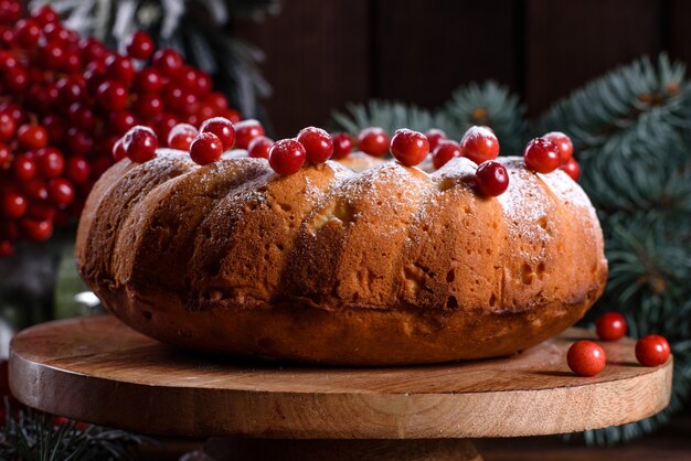 Tarte aux canneberges de Noël traditionnelle. Préparation de la table de fête pour la célébration de Noël