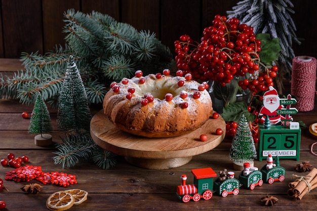 Tarte aux canneberges de Noël traditionnelle. Préparation de la table de fête pour la célébration de Noël