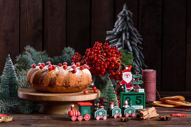 Tarte aux canneberges de Noël traditionnelle. Préparation de la table de fête pour la célébration de Noël